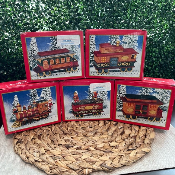 World Bazaars | Holiday | Holiday Santa Express Train Set 5 Of 5 World ...